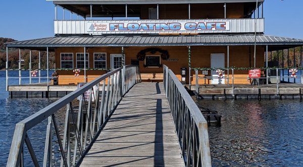 Indian Point Floating Cafe Is A Floating Missouri Family Restaurant You Have To See To Believe