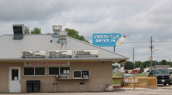 Iowa’s Old Fashioned Cheri-Top Drive In Is The Retro Throwback Restaurant You Need Right Now