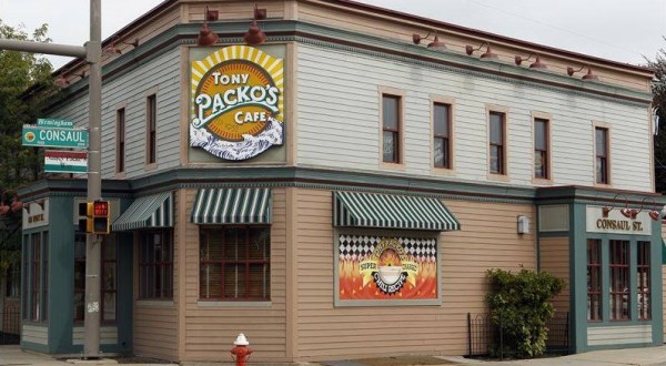 People Drive From All Over Ohio To Try The Chili Dogs At Tony Packo’s Cafe