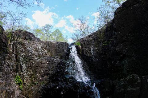 Hemlock Falls Trail Is A Beginner-Friendly Waterfall Trail In New Jersey That's Great For A Family Hike