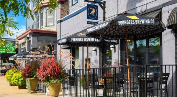 Enjoy The Best Food In The Neighborhood At Delaware’s Crow Bar