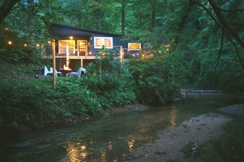 Stay In This Cozy Little Creekside Cabin In Georgia For Less Than $150 Per Night