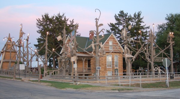 The Tiny Town Of Lucas, Kansas, Is Strangely Full Of Sculptures, Mosaics, And More
