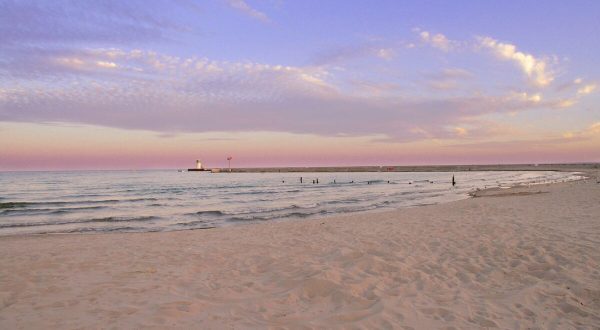 5 Lake Michigan Beaches In Illinois That’ll Make You Feel Like You’re At The Ocean