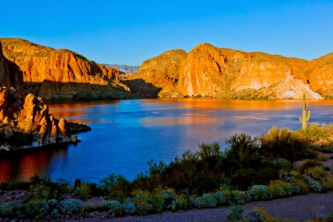 The Small Canyon Lake In Arizona Is A Hidden Gem Worth Seeking Out