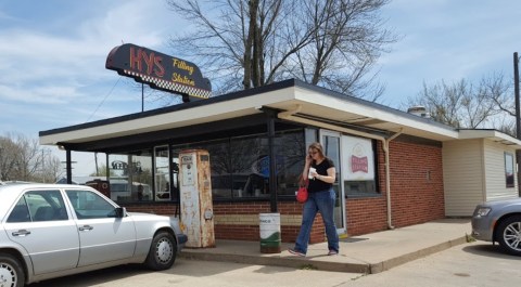 Hy's Old Filling Station Serves Up Fresh Burgers At A Nostalgic Spot In Kansas