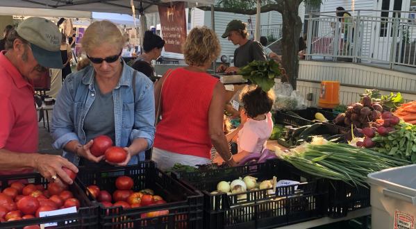 Visit This Classic Maine Farmer’s Market To Enjoy Fresh Veggies, Live Music, And Local Food Trucks
