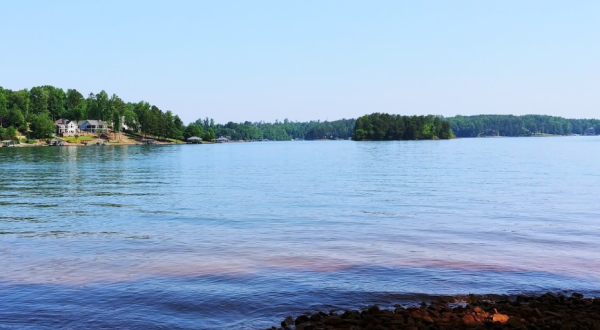 Lake Keowee Is One Of The Most Underrated Summer Destinations In South Carolina
