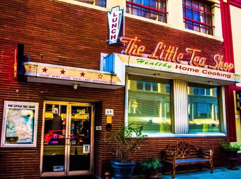 The Little Tea Shop In Downtown Memphis Is The Perfect Spot For Home Cookin' In A Retro Setting