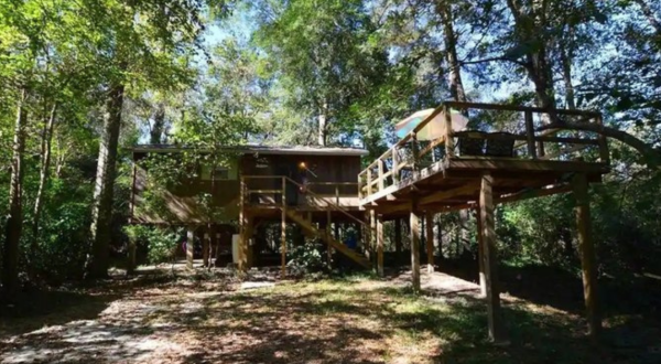Stay In This Cozy Creekside Cabin In Mississippi For Less Than $150 Per Night