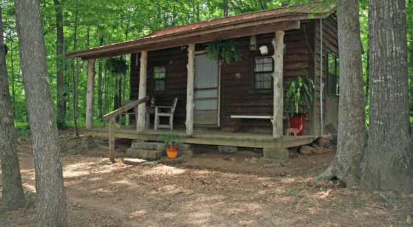 Stay In This Cozy Little Mountainside Cabin In Arkansas For Less Than $75 Per Night