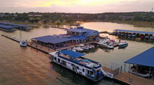 This Floating Restaurant In Texas Is Such A Unique Place To Dine