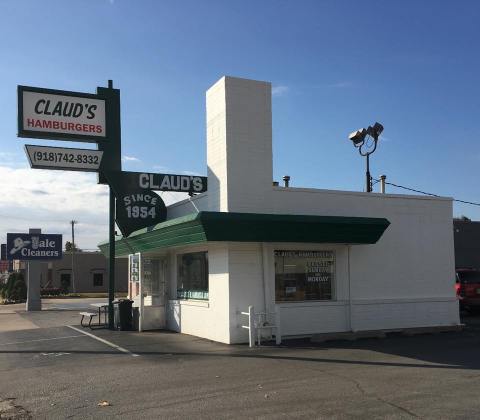 Sink Your Teeth Into Juicy Goodness At The Iconic Burger Stand In Oklahoma, Claud's Hamburgers