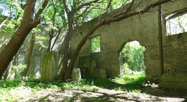 When You Take The Kelleys Island North Shore Loop Trail, It’ll Lead You To Extraordinary 1800s Ruins In Ohio