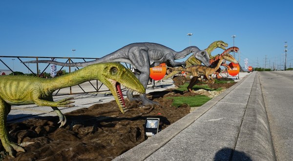 An Interactive Drive-Thru Exhibit With Life-Size Dinosaurs Is Coming To Virginia Soon