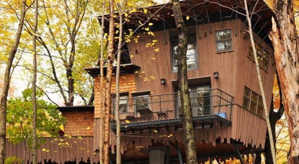 Stay Overnight At This Spectacularly Unconventional Treehouse In Connecticut