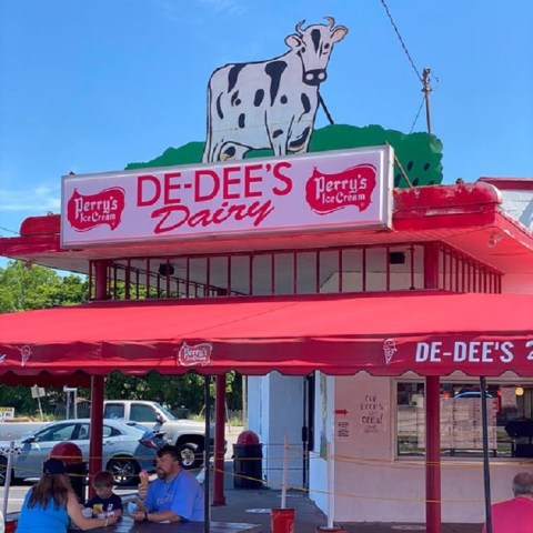 Satisfy Your Sweet Tooth With A Huge Ice Cream Treat At De-Dee's Dairy In New York