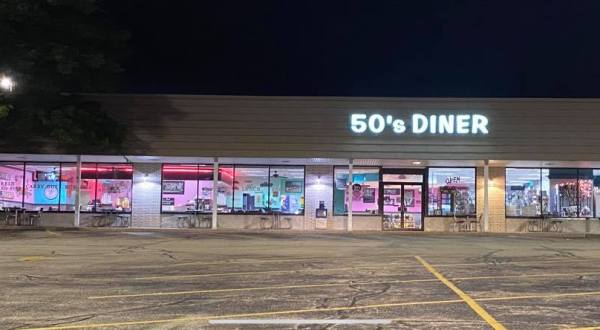 The 50’s Diner In Illinois Takes This Rock and Roll Decade’s Theme All The Way To The Menu