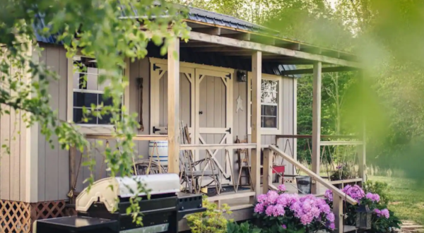 Stay In This Cozy Little Cabin In Tennessee For Less Than $100 Per Night