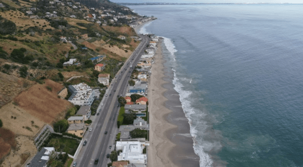 The 1.5-Mile Stroll Along Billionaire’s Beach In Southern California Will Make Your Jaw Drop