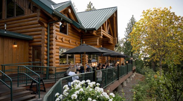 Dine In The Fresh Air With Views Of The River At Oregon’s Stone Cliff Inn