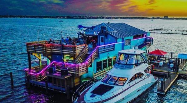 Barge 295 Is A Floating Seafood Bar And Grill In Texas You Have To See To Believe