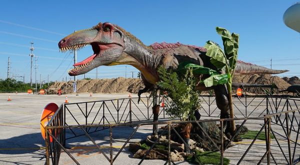 An Interactive Drive-Thru Exhibit With Life-Size Dinosaurs Is Coming To Texas Soon