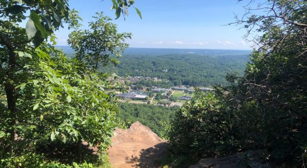 The Sleeping Giant Head Blue And Violet Loop Trail Is A Challenging Hike In Connecticut That Will Make Your Stomach Drop