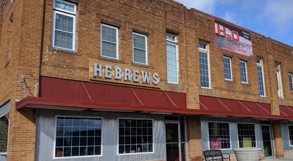 Bite Into Big Ol’ Cinnamon Rolls And Country Style Cravings At HeBrews Cafe In Kansas