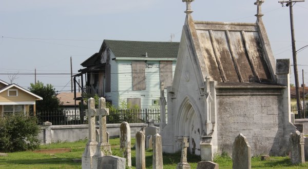 Take A Walking Tour Through One Of Texas’ Most Haunted Cemeteries This Halloween…If You Dare