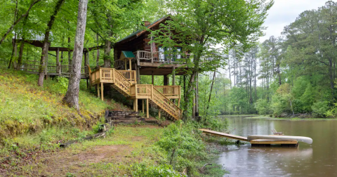 Staying In This Treehouse Surrounded By Fall Foliage Is An Autumn Adventure You Won't Forget