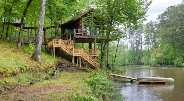 Staying In This Treehouse Surrounded By Fall Foliage Is An Autumn Adventure You Won’t Forget