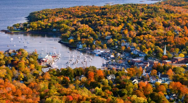 Camden Is A Small Maine Town That Looks Like A Hallmark Movie During The Fall