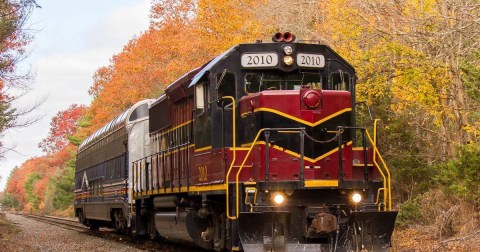 Take This Fall Foliage Train Ride Through Massachusetts For A One-Of-A-Kind Experience