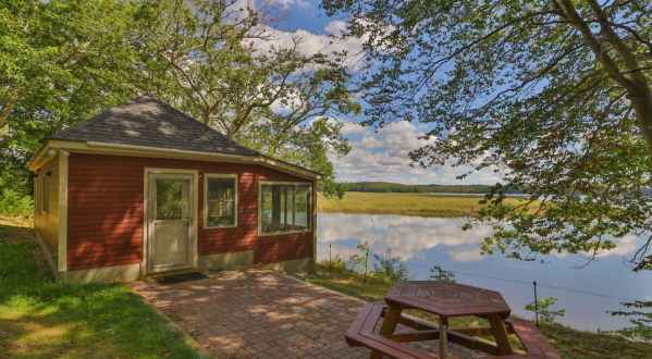 7 Must-Visit Airbnb Cabins In Maine That Are Ideal For A Fall Overnight Stay