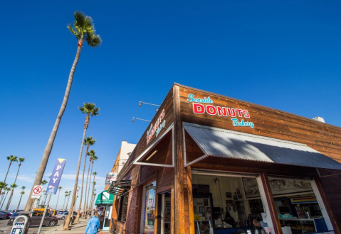 The 24-Hour Seaside Bakery In Southern California That Has Fresh-Baked Donuts All Day