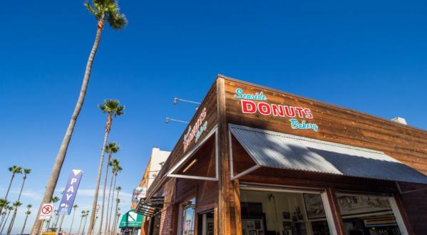 The 24-Hour Seaside Bakery In Southern California That Has Fresh-Baked Donuts All Day