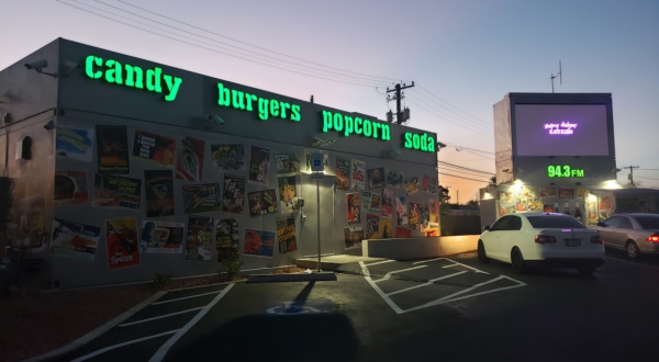 Snappy Burger Is A Drive-Thru Burger Joint In Nevada Where You Can Park And Watch Movies While You Eat