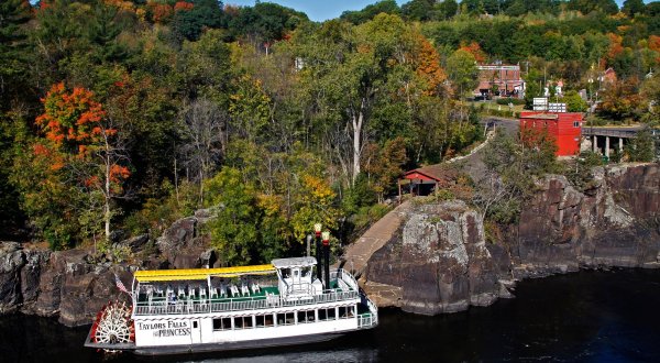 Hop Aboard An Old-Fashioned River Boat To Take A Tour Of Minnesota’s Fall Colors This Year