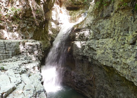 Discover An Enchanting Hidden Waterfall While Exploring Alabama's Walls Of Jericho Trail