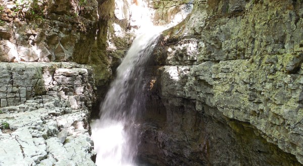 Discover An Enchanting Hidden Waterfall While Exploring Alabama’s Walls Of Jericho Trail