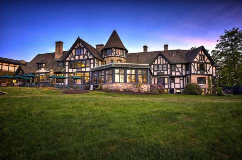Stay Overnight In A 115-Year-Old Hotel That's Said To Be Haunted At Punderson Manor In Ohio