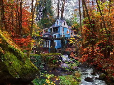 Escape To The Historic Bed & Breakfast In Northern California That's Surrounded By Brilliant Fall Colors