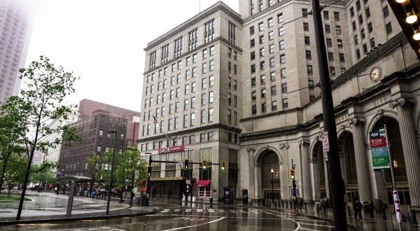 Stay Overnight In A 102-Year-Old Hotel That’s Said To Be Haunted At The Renaissance In Cleveland