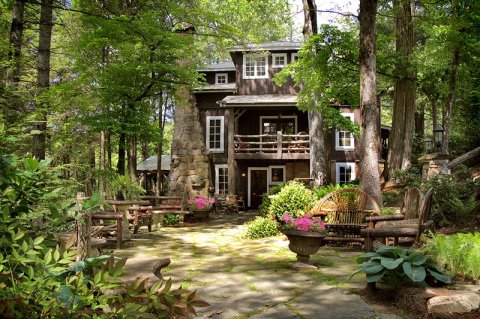 The Lake Rabun Hotel Is A Middle-Of-Nowhere Log Lodge In Georgia Where You'll Find Your Own Slice Of Paradise