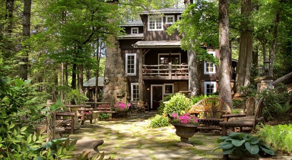 The Lake Rabun Hotel Is A Middle-Of-Nowhere Log Lodge In Georgia Where You’ll Find Your Own Slice Of Paradise