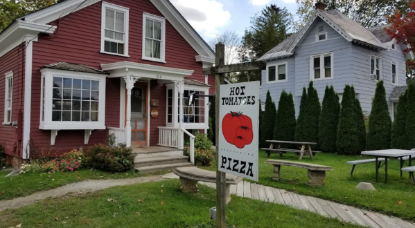 Enjoy An Enchanting Courtyard Meal At Hot Tomatoes In Massachusetts