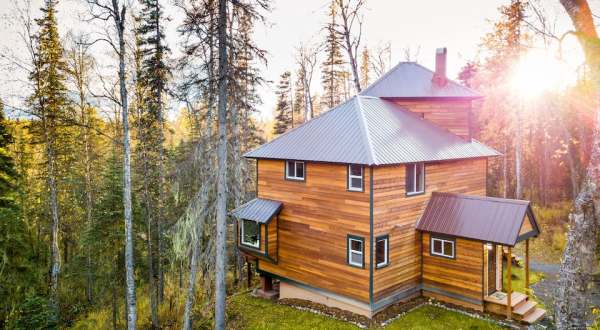Ramp Up This Year’s Winter Fun In Alaska When You Stay At This Stunning Inn In The Woods