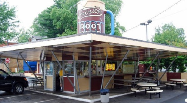 With A Giant Spinning Mug On The Roof, Frostop’s In West Virginia Serves Deliciously Memorable Meals