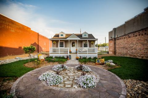 Sleep In A Picturesque Cottage In The Picture Park In Small Town Kansas